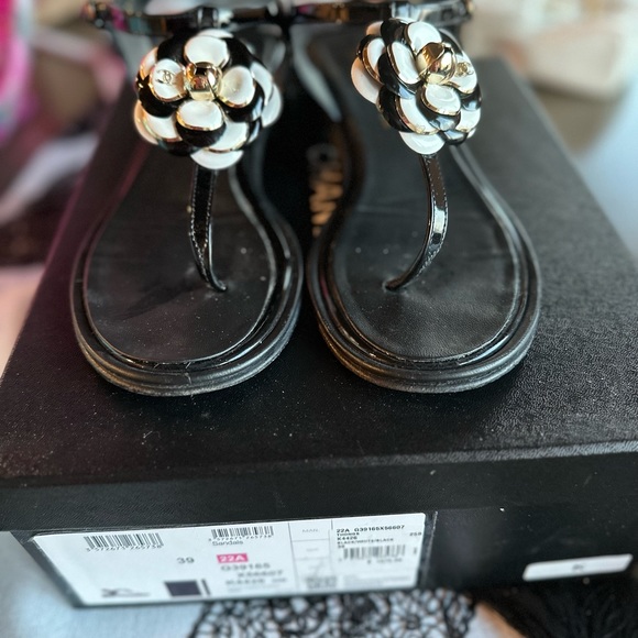Chanel patent flower sandals - Picture 4 of 7